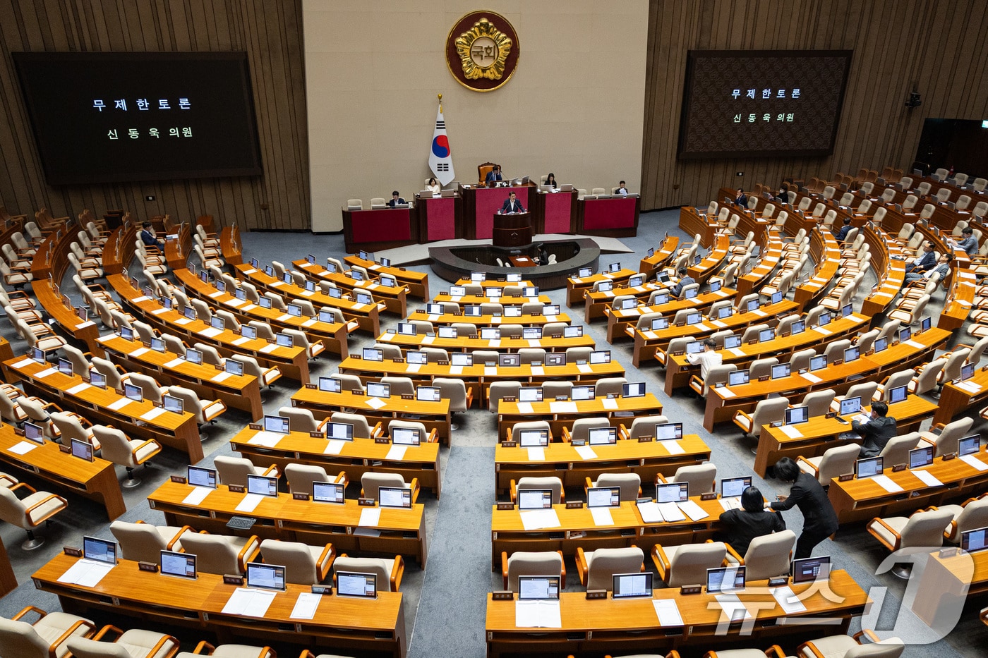 신동욱 국민의힘 의원이 4일 서울 여의도 국회에서 열린 제427회 국회(임시회) 3차 본회의에 상정된 방송법 일부개정법률안(대안)에 대한 무제한토론(필리버스터)을 하고 있다. 2025.8.4/뉴스1 ⓒ News1 유승관 기자