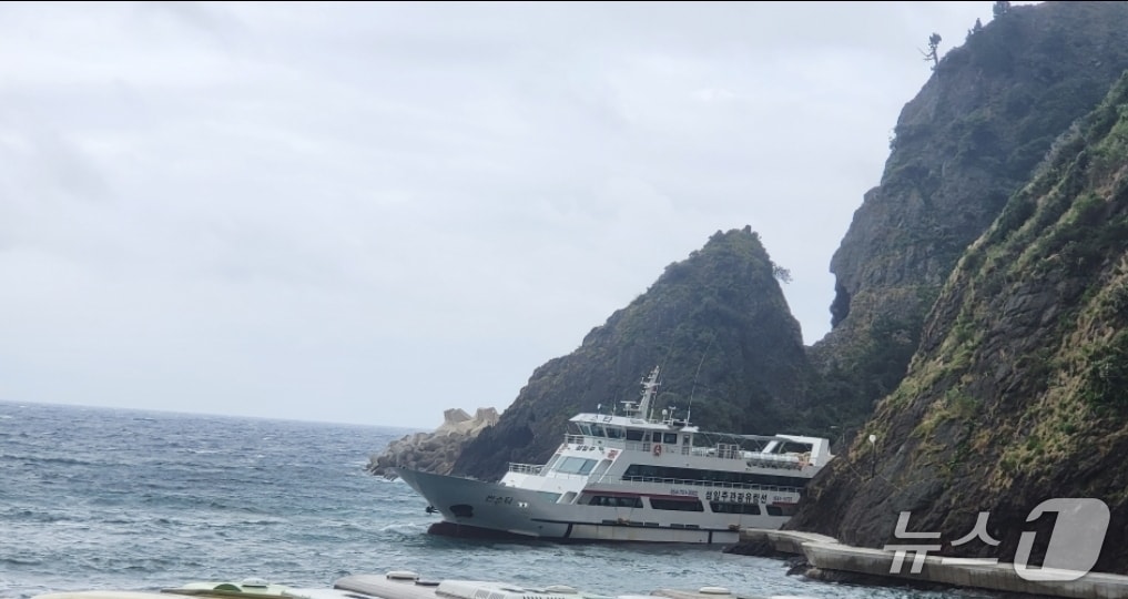4일 오전 8시 41분쯤 울릉도 도동항에서 출항한 썬스타호가 해안 산책로 절벽에 부딪혀 멈춰있다.(독제제공. 재판매 및 DB 금지)2025.8.4/뉴스1