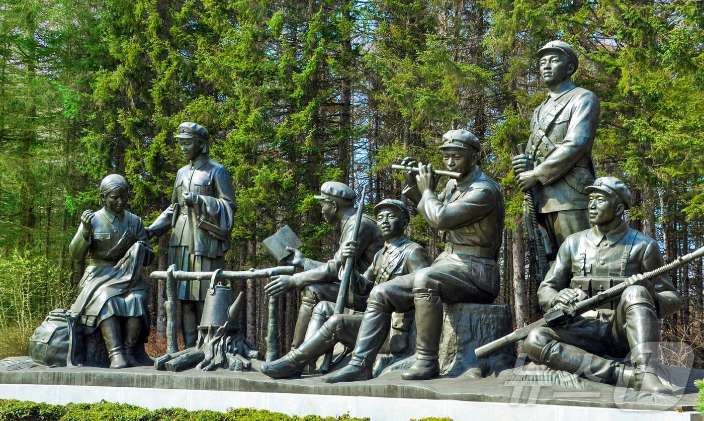 (평양 노동신문=뉴스1) = 북한의 삼지연대기념비. [국내에서만 사용가능. 재배포 금지. DB 금지. For Use Only in the Republic of Korea. Redistribution Prohibited] rodongphoto@news1.kr