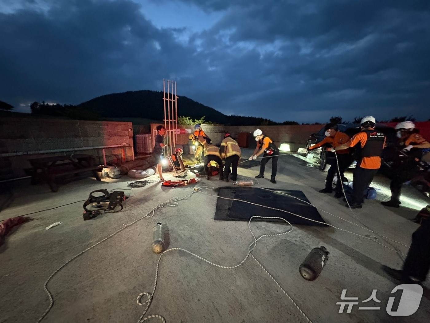 제주 119 구급대원들이 유류탱크 청소 중 쓰러진 근로자를 구조하고 있다.(제주소방본부 제공. 재판매 및 DB 금지)/뉴스1