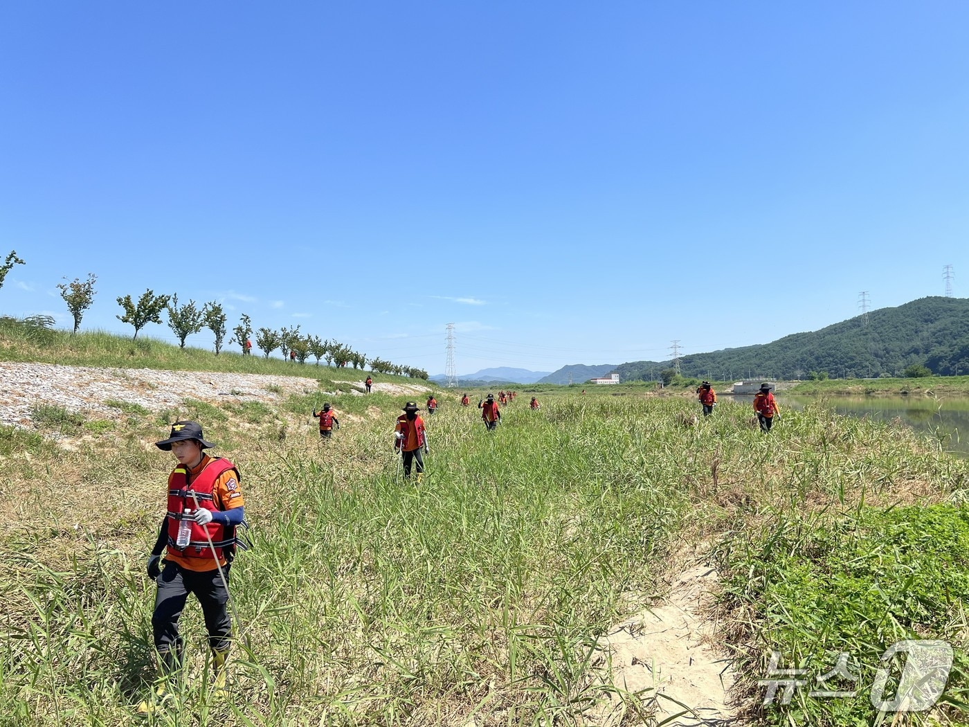 소방 대원들의 산청 하천변 실종자 수색 장면(경남소방본부 제공. 재판매 및 DB금지)