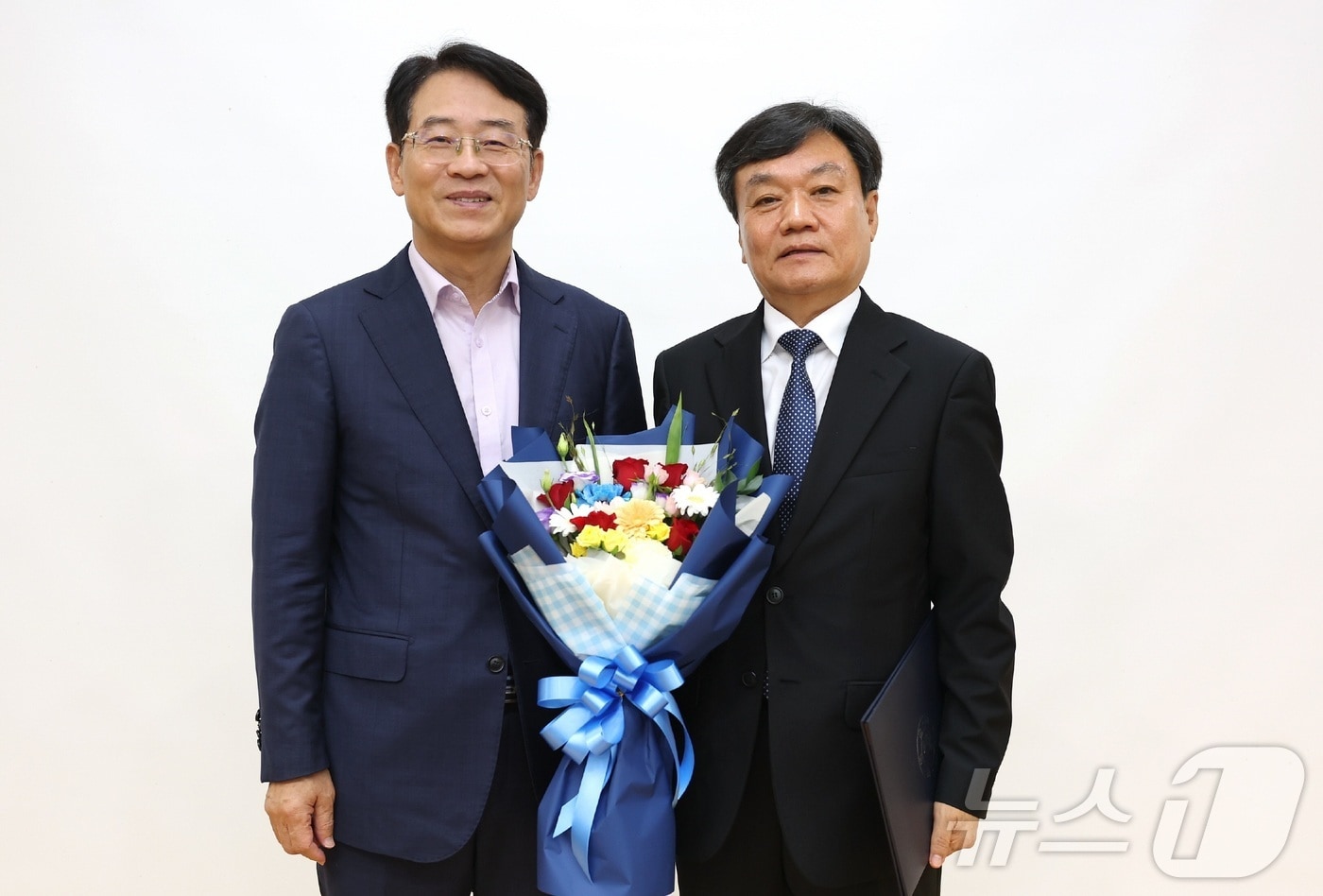 강진원 강진군수(왼쪽)과 김기태 강진군문화관광재단 대표이사.(강진군 제공, 재배포 및 DB 금지) /뉴스1