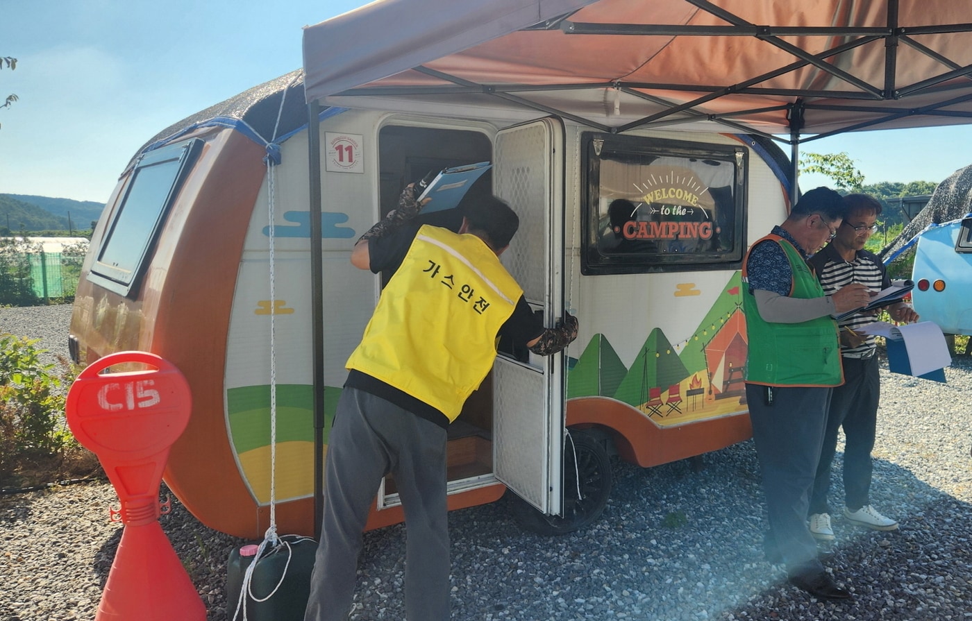 안전관리자문단이 부여 관내 등록 야영장을 찾아 시설을 점검하고 있다.(보령시 제공. 재판매 및 DB금지)/뉴스1 