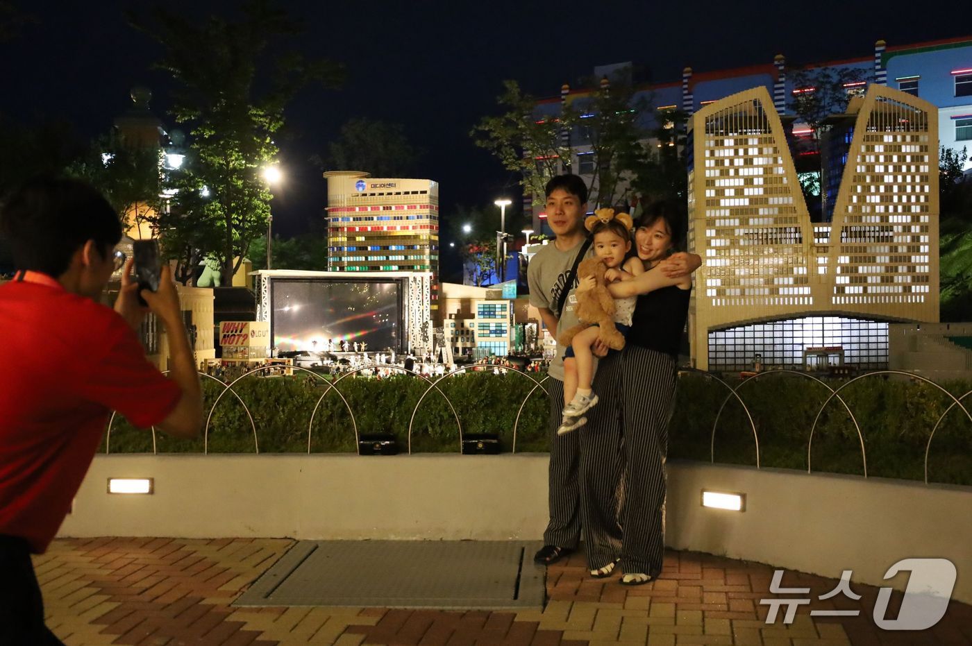 '클럽 레고랜드 나이트 투어 패키지’에 참여 중인 관광객.(레고랜드 제공, 재판매 및 DB금지)