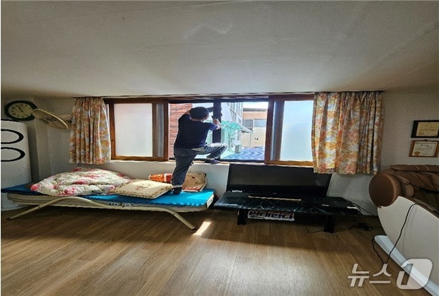 대구 북구 3산업단지의 한 경로당에 미세먼지 차단 방진망을 시공하는 모습.(대구 북구 제공.재판매 및 DB금지)