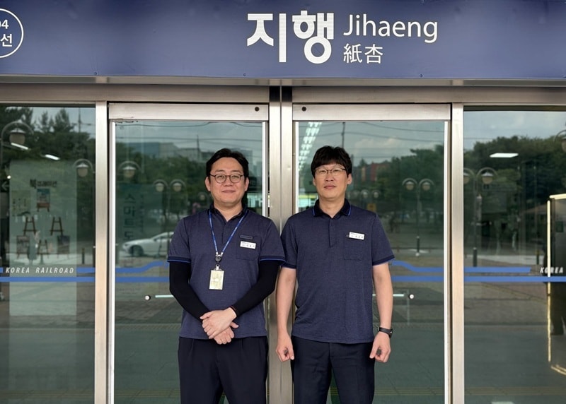 현장에서 보이스피싱 피해를 막은 지행역 전홍식 총괄매니저(좌) 및 김정동 선임역장(우) / 사진=코레일네트웍스 제공