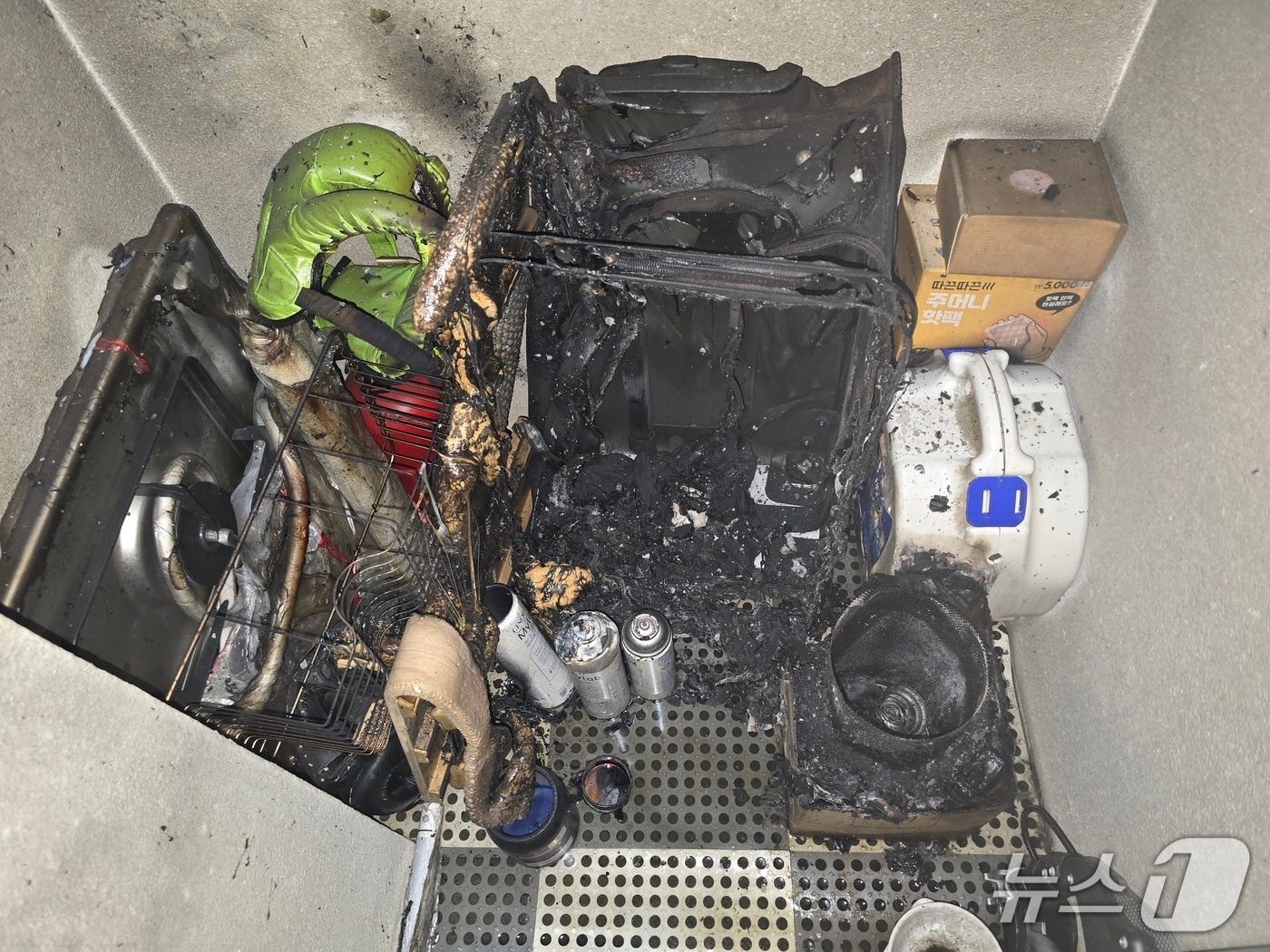 4일 오후 11시 33분쯤 대구 남구 대명동 21층짜리 아파트 3층에서 불이 났다. 사진은 첫 발화 지점. (대구소방안전본부 제공. 재판매 및 DB 금지) 2025.8.4/뉴스1