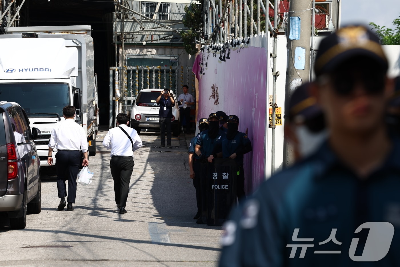 경찰이 서울서부지법 폭동 사태 배후로 의심 받는 전광훈 목사와 사랑제일교회에 대한 압수수색을 진행 중인 5일 오전 서울 성북구 사랑제일교회 앞에서 경찰들이 경계 근무를 서고 있다. 2025.8.5/뉴스1 ⓒ News1 김민지 기자