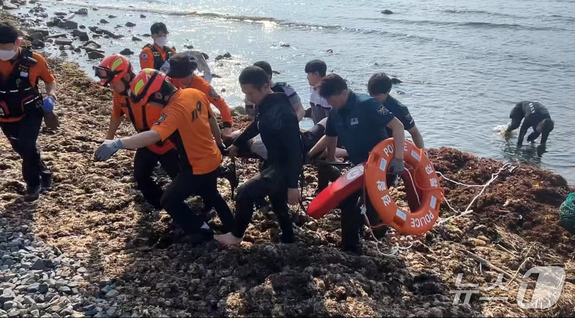 5일 오전 8시 02분경 방어진항 슬도 주변 해상에 사람이 물에 들어가고 있다는 신고를 접수한 울산해경이 구조에 나섰다,(울산해경 제공. 재판매 및 DB금지)/뉴스1