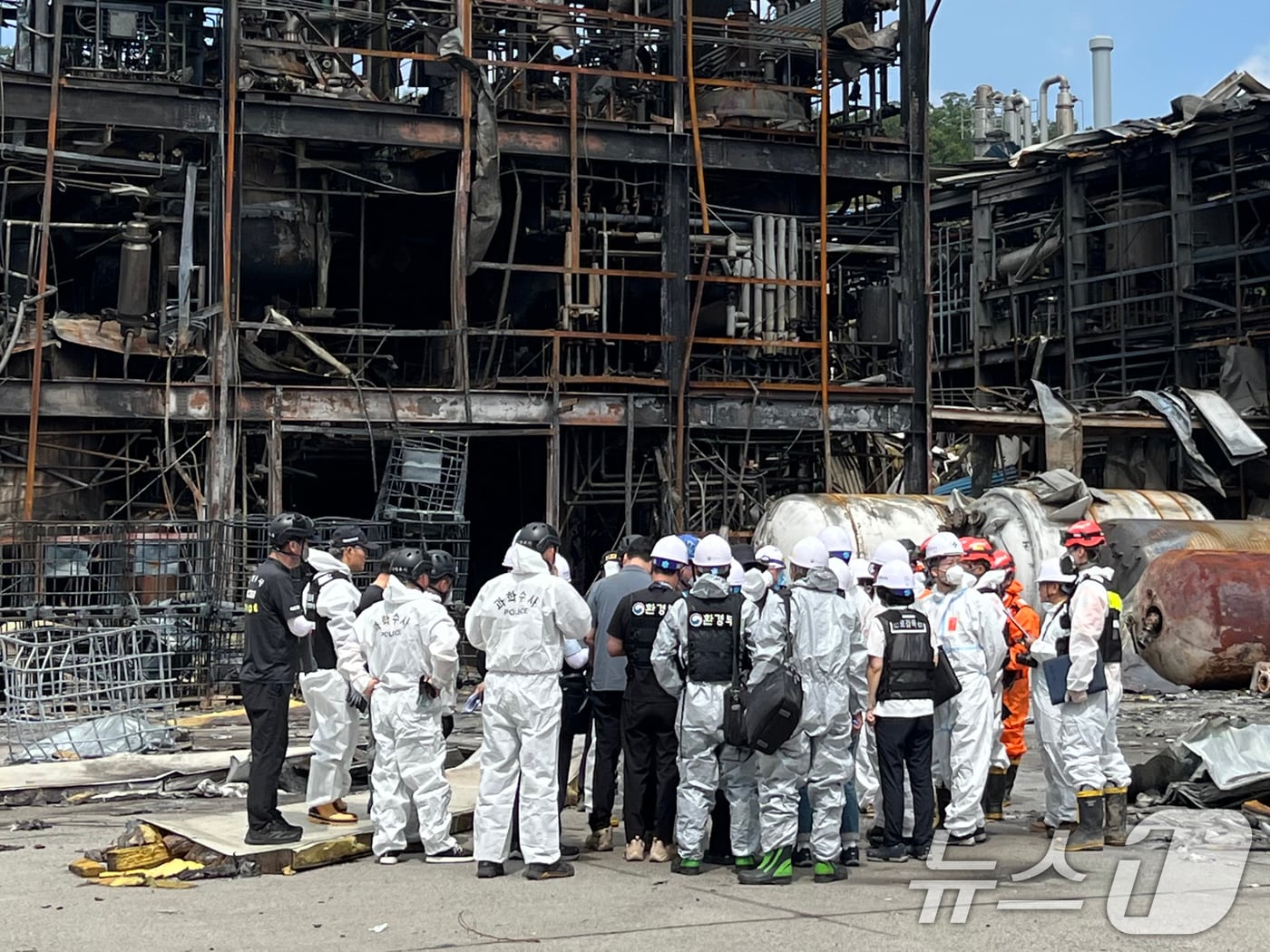 5일 오전 경북 영천시 금호읍 채신공단에서 발생한 공장 폭발 화재 사고와 관련 행안부 국립재난안전연구원, 대구지방환경청, 대구고용노동청, 국과수, 경찰, 소방, 한국전기안전공사 등 관계자들이 합동감식을 진행하고 있다. 2025.8.5/뉴스1 ⓒ News1 공정식 기자