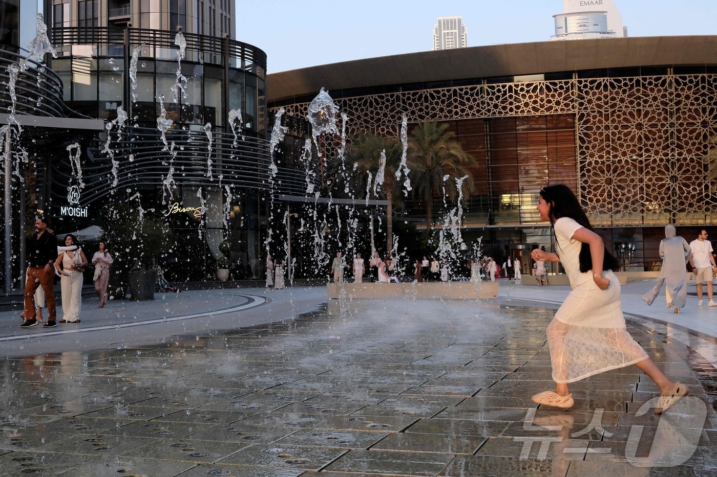 아랍에미리트(UAE) 두바이에서 한 아이가 무더위에 분수로 뛰어들고 있다. 2025.5.24. ⓒ AFP=뉴스1