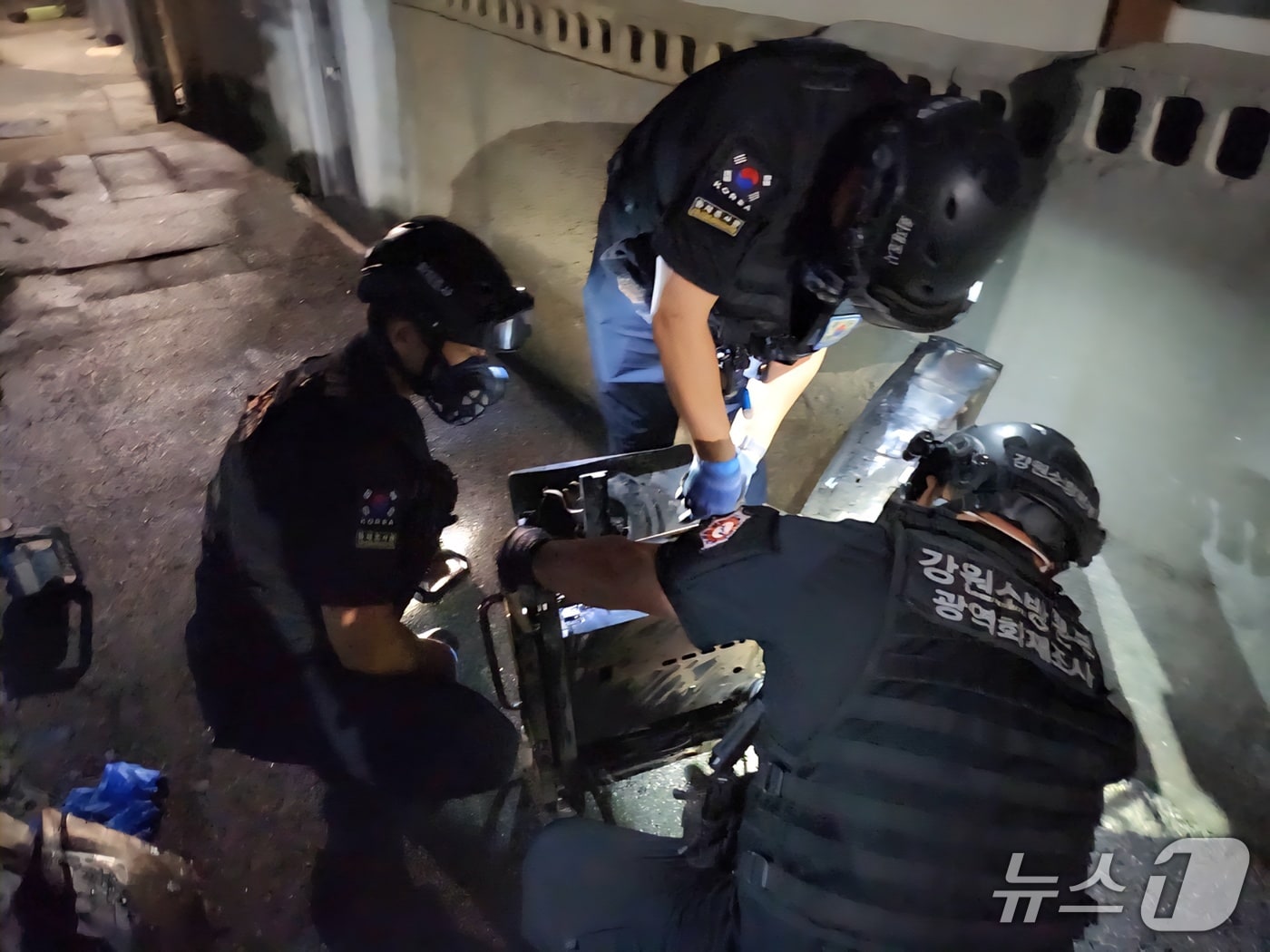 차량 화재 감식하는 강원특별자치도 소방본부 소속 화재조사관들.(도소방본부 제공, 재판매 및 DB금지)