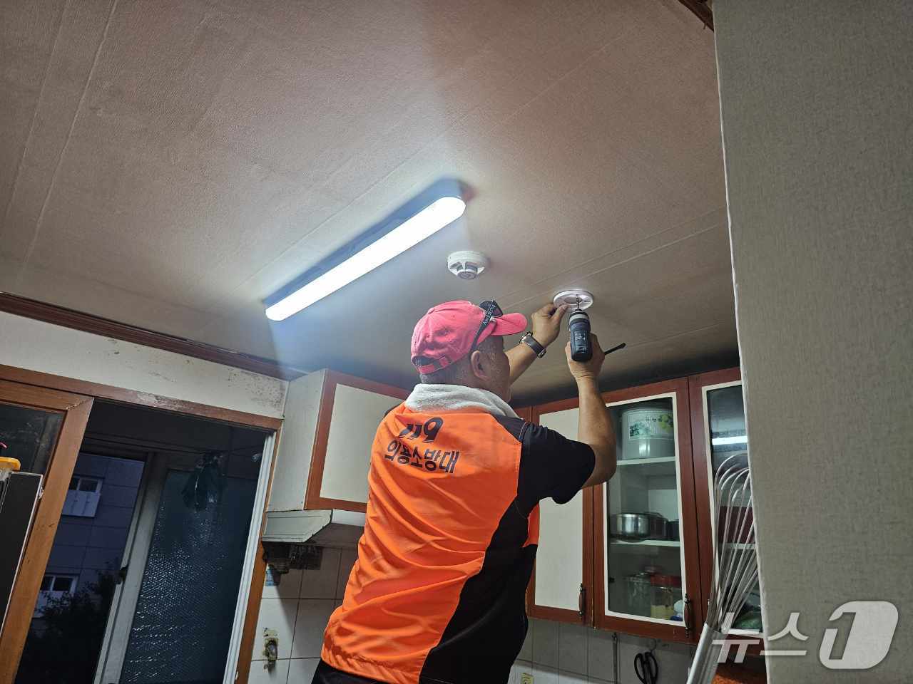 소방대원이 장애인이 거주하는 가정에 주택용 소방시설을 달고 있다.(대구 북부소방서 제공.재판매 및 DB금지)