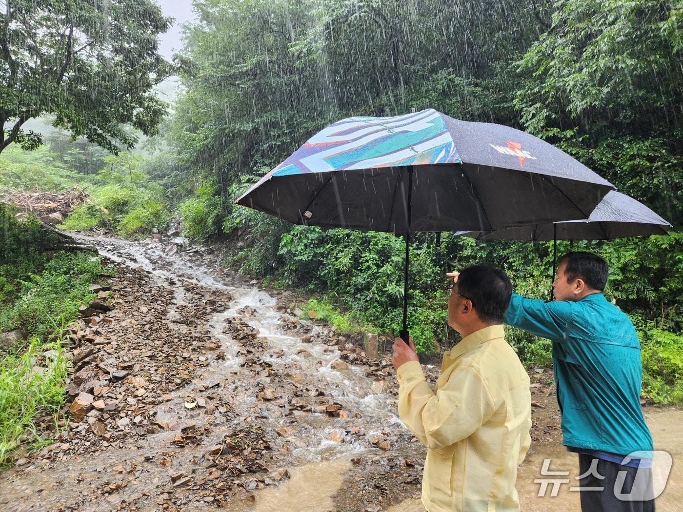 이진관 전북 임실군 부군수(왼쪽)가 산사태 취약지역에서 안전 점검을 하고 있다.(임실군제공. 재판매 및 DB금지)2025.8.5/뉴스1