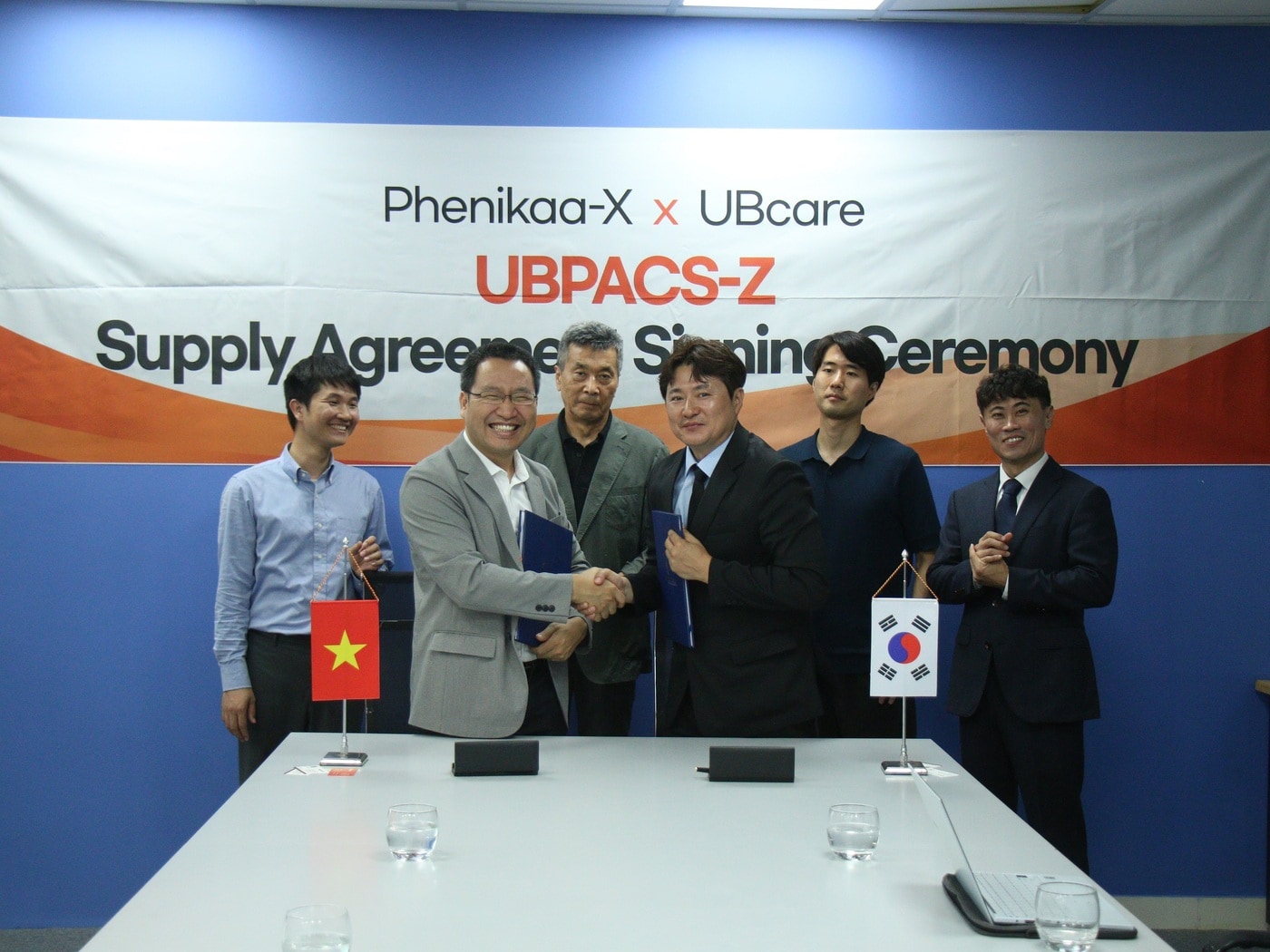  &#40;왼쪽에서 두번째&#41; 페니카엑스&#40;Phenikaa-X&#41; 대표 겸 페니카&#40;Phenikaa&#41; 그룹 부대표 레 안 선&#40;Le Anh Son&#41;, &#40;왼쪽에서 세번째&#41; GC 베트남 현지법인&#40;GC&Phenikaa&#41; 양송현 대표, &#40;왼쪽에서 네번째&#41; UBcare 병원사업본부 PACS사업팀 정대원 팀장과 양측 임직원들이 참여해 기념사진을 찍고있는 모습. &#40;GC제공&#41;