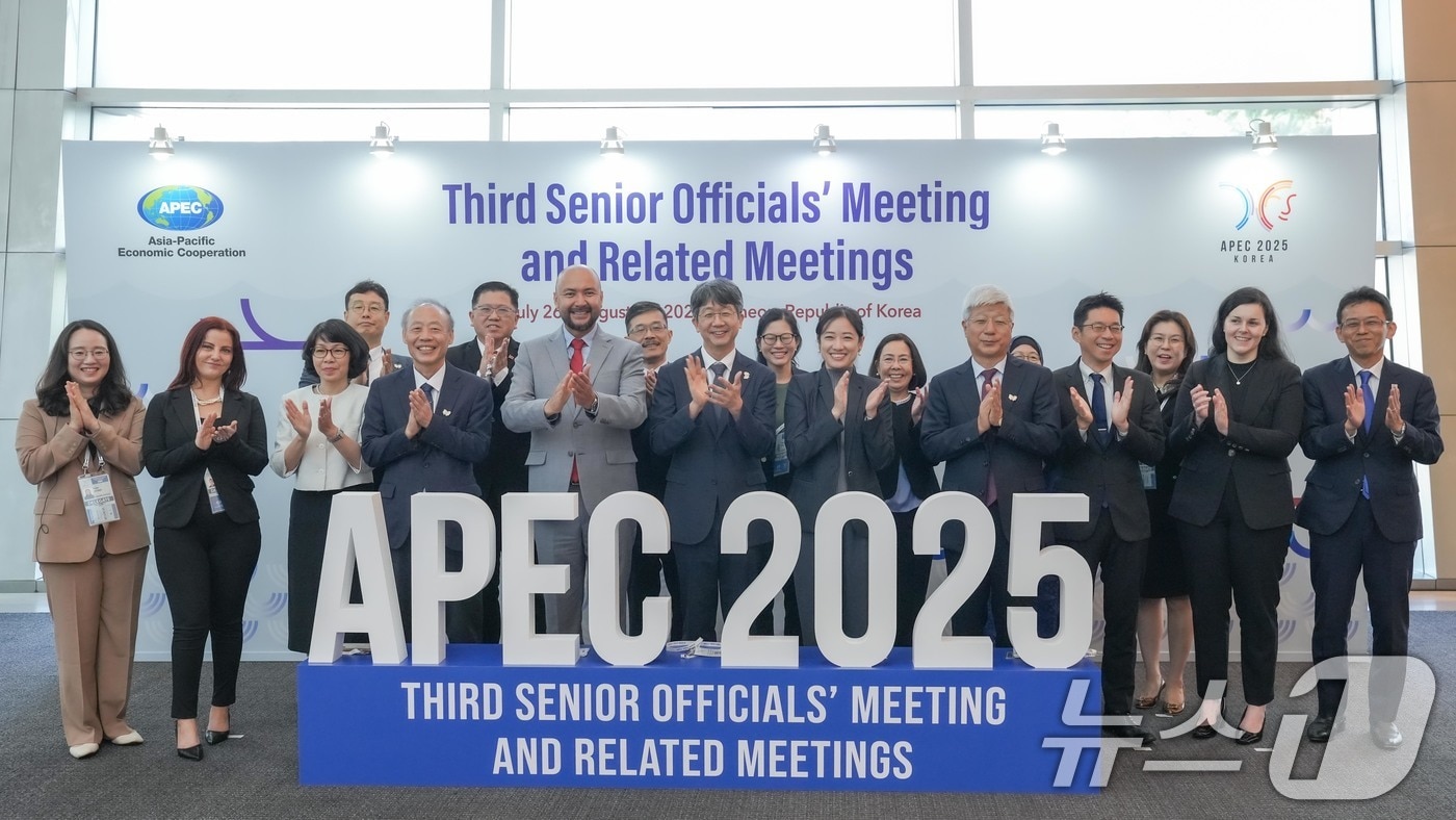 임승관 질병관리청 청장이 5일 인천광역시 송도컨벤시아에서 열린 2025년 제2차 APEC 보건실무그룹회의에서 주요 참석자들과 함께 기념 촬영을 하고 있다. (질병관리청 제공. 재판매 및 DB 금지) 2025.8.5/뉴스1