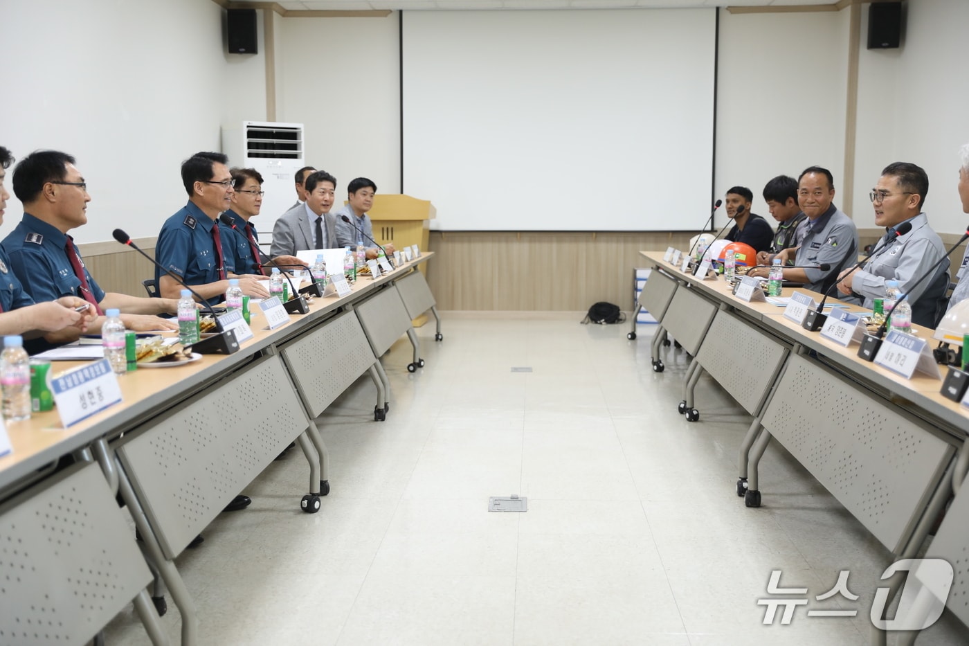 모상묘 전남경찰청장이 4일 전남 영암 대불산단 내 사업장을 방문해 외국인 인권보호를 위한 현장 간담회를 진행하고 있다.(전남경찰청 제공. 재판매 및 DB 금지) 2025.8.5