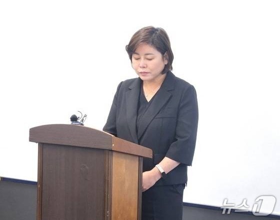 지난달 28일 전윤미 전주시의원이 전주시청에서 기자회견을 갖고, 최근 불거진 소상공인 지원예산 몰아주기 의혹에 대해 해명하고 있다./뉴스1