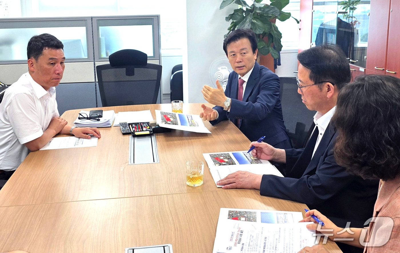 행안부를 5일 방문한 조규일 진주시장(왼쪽 두번째)이 하종목 지방재정국장(왼쪽 첫번째)에게 지역 현안을 설명하고 있다(진주시 제공. 재판매 및 DB금지).