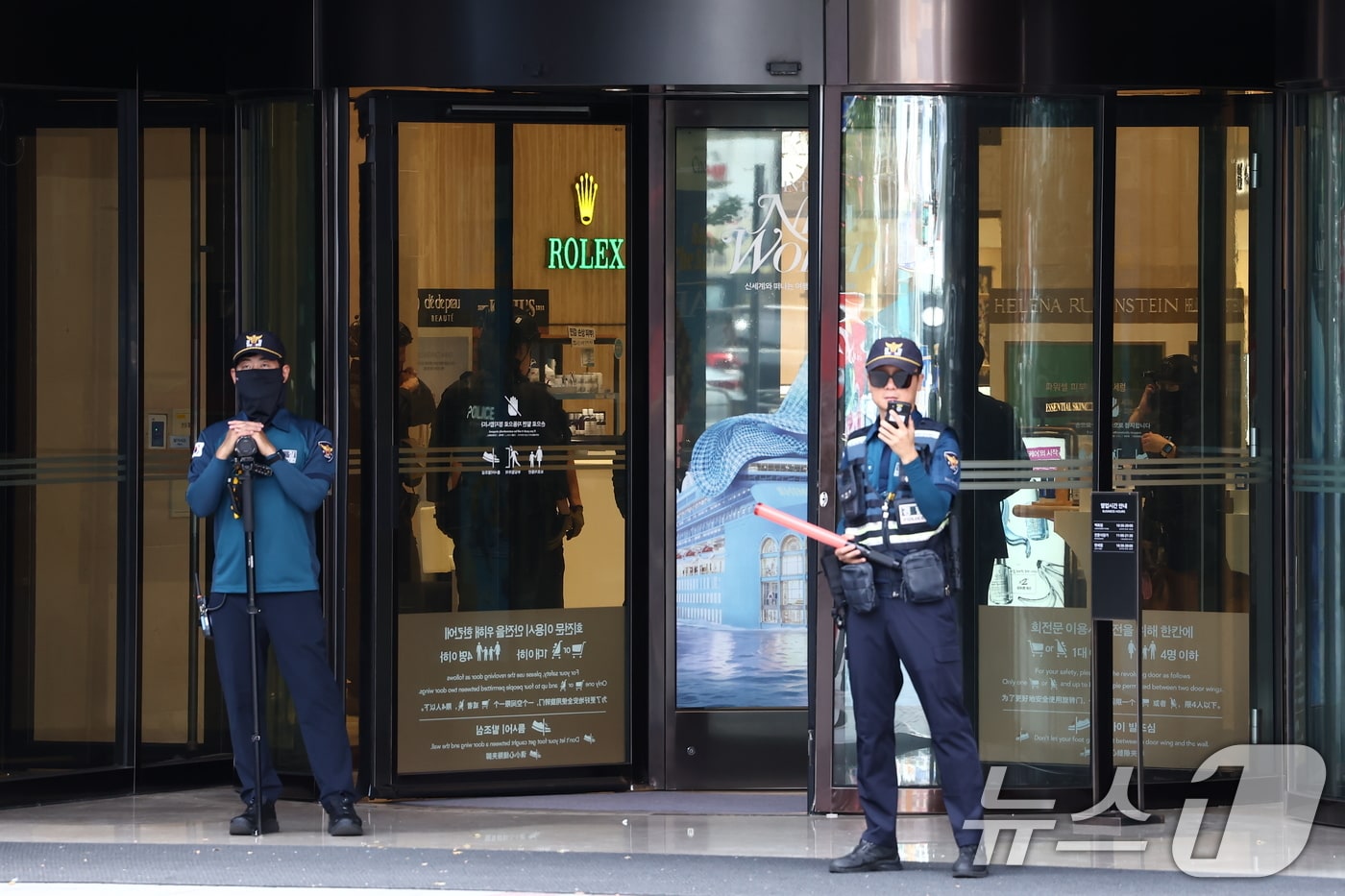 5일 오후 서울 신세계백화점 본점에서 한 인터넷 커뮤니티에 해당 백화점 내부에 폭발물을 설치했다는 협박글이 올라와 경찰특공대 등이 현장에 출동해 조사 중에 있다. 2025.8.5/뉴스1 ⓒ News1 김민지 기자