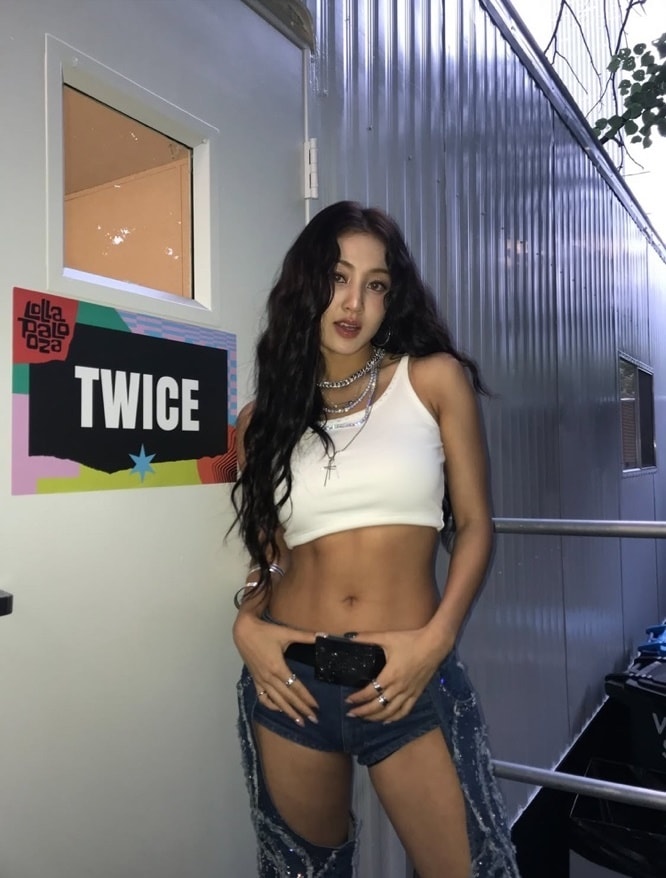 TWICEジヒョ、アメリカを魅了した“ホットガール”に変身…見事な腹筋も