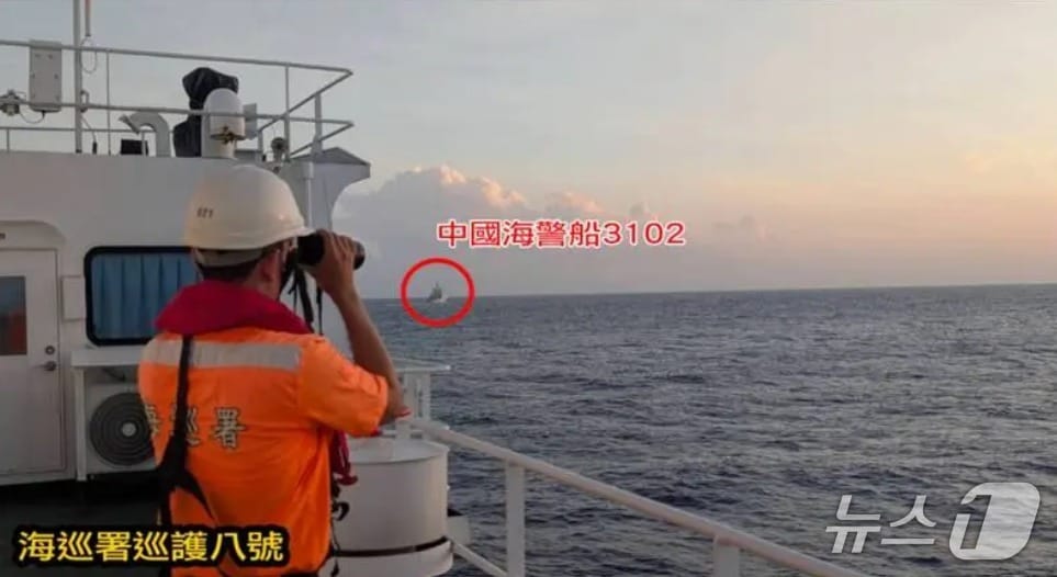 중국 해경 소속 &#39;3102호&#39; 선박이 동사군도 해역에 진입하자 대만 해경이 출동해 대응 조치를 취했다. &#40;대만 연합신문망 갈무리&#41;