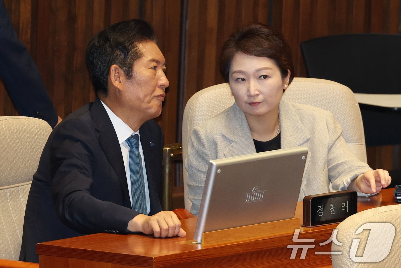 지난 8월 5일 국회 본회의장에서 정청래 더불어민주당 대표와 대화하고 있는 이언주 최고위원. 2025.8.5/뉴스1 ⓒ News1 이광호 기자