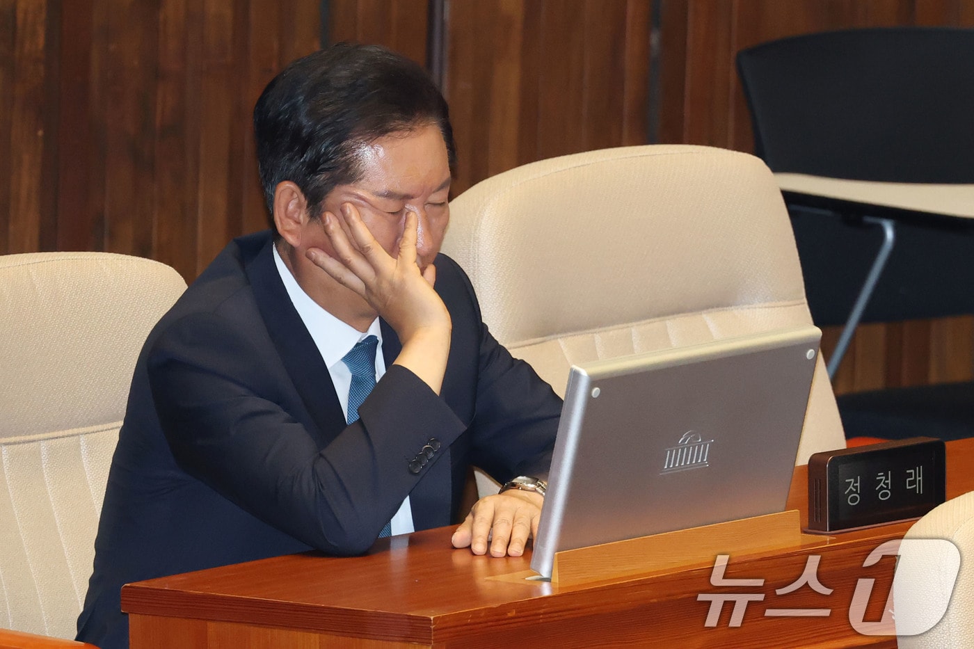 정청래 더불어민주당 대표가 5일 오후 서울 여의도 국회 본회의장에서 생각에 잠겨있다. 2025.8.5/뉴스1 ⓒ News1 이광호 기자