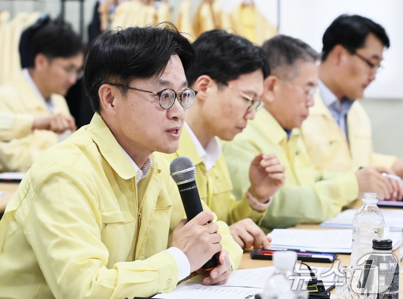 김정관 산업통상자원부 장관이 5일 경기 가평군 신가평변환소에서 열린 '전력인프라 건설현장(신가평변환소) 점검 및 에너지공기업 간담회'를 주재하고 있다. (산업통상자원부 제공. 재판매 및 DB 금지) 2025.8.5 ⓒ 뉴스1