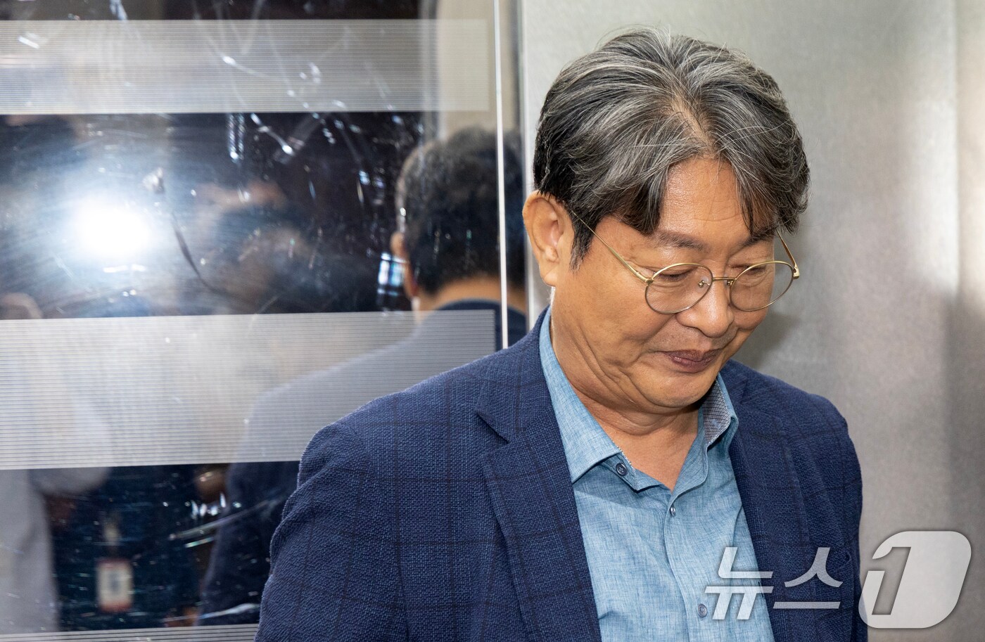 '주식 차명거래 의혹'이 제기된 이춘석 더불어민주당 의원이 지난 5일 오후 서울 여의도 국회에서 방송법 개정안에 대한 무제한토론 종결동의의 건 투표를 마치고 본회의장을 빠져나가고 있다. 2025.8.5/뉴스1 ⓒ News1 이승배 기자