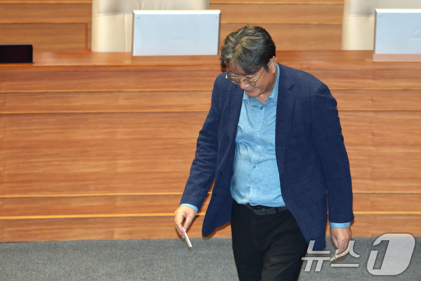 차명 주식거래 의혹을 받는 이춘석 더불어민주당 의원이 5일 오후 서울 여의도 국회 본회의장에서 방송법 개정안에 대한 무제한토론 종결동의의 건 투표를 하고 있다. 이 의원은 투표를 마친 뒤 민주당을 탈당했다. 2025.8.5/뉴스1 ⓒ News1 이광호 기자