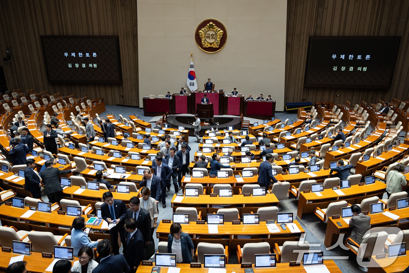 지난 5일 서울 여의도 국회에서 열린 제427회 국회&#40;임시회&#41; 3차 본회의에서 방송문화진흥회법 일부개정법률안&#40;대안&#41;에 대한 김장겸 국민의힘 의원의 무제한토론&#40;필리버스터&#41;이 시작되자 여당 의원들이 본회의장을 나서고 있다. 2025.8.5/뉴스1 ⓒ News1 유승관 기자