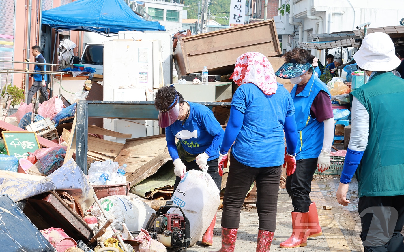 5일 170㎜가 넘는 집중 호우가 내린 전남 함평에서 자원봉사자들이 수해 피해를 입은 상가의 집기를 치우고 있다.&#40;함평군 제공. 재배포 및 DB 금지&#41; 2025.8.5/뉴스1 ⓒ News1 서충섭 기자