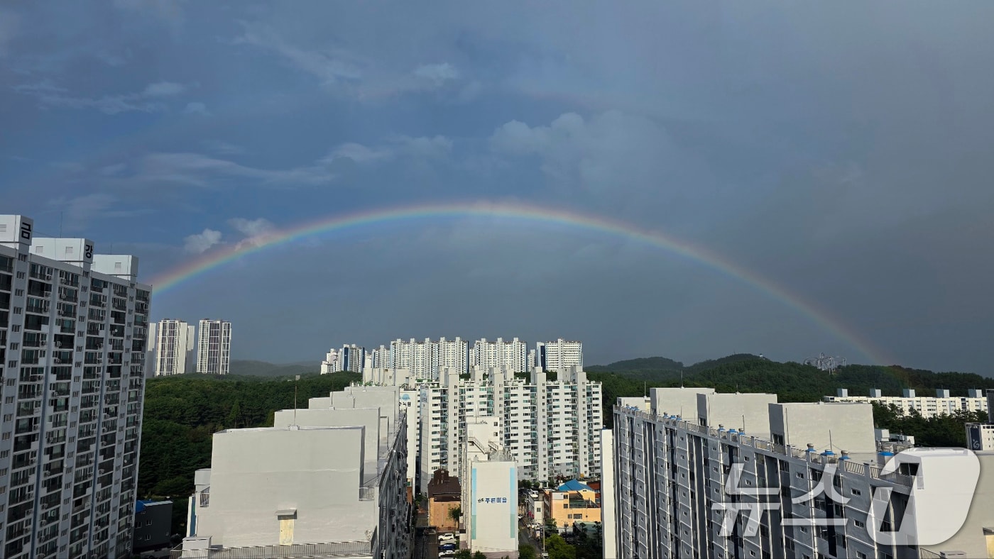 5일 오후 경북 포항시 하늘 위로 쌍무지개가 떠있다. 2025.8.5/뉴스1 ⓒ News1 최창호 기자