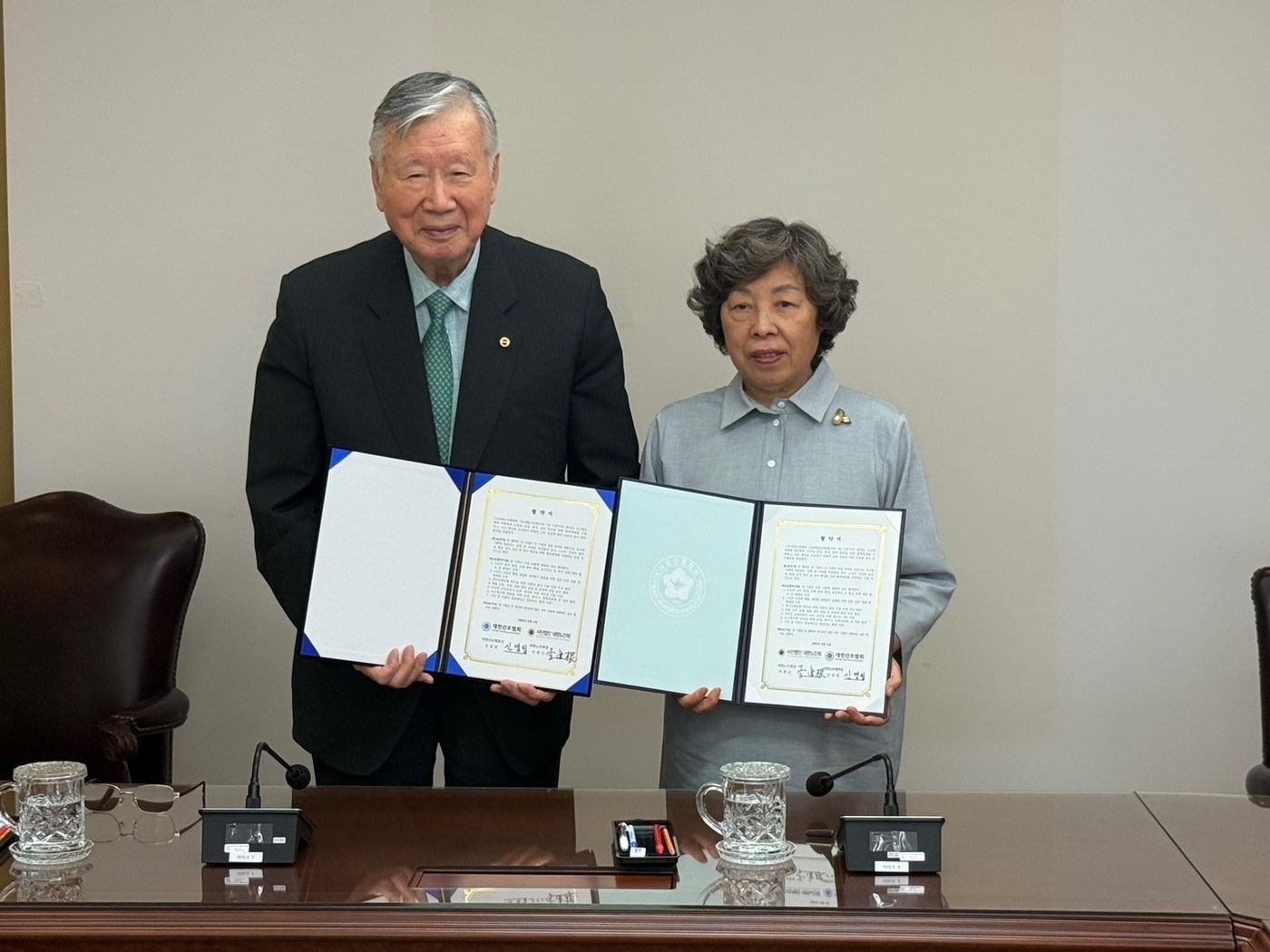 이중근 대한노인회 회장과 신경림 대한간호협회 회장이 5일 대한노인회 회의실에서 업무협약을 체결하고 있다(대한간호협회 제공)