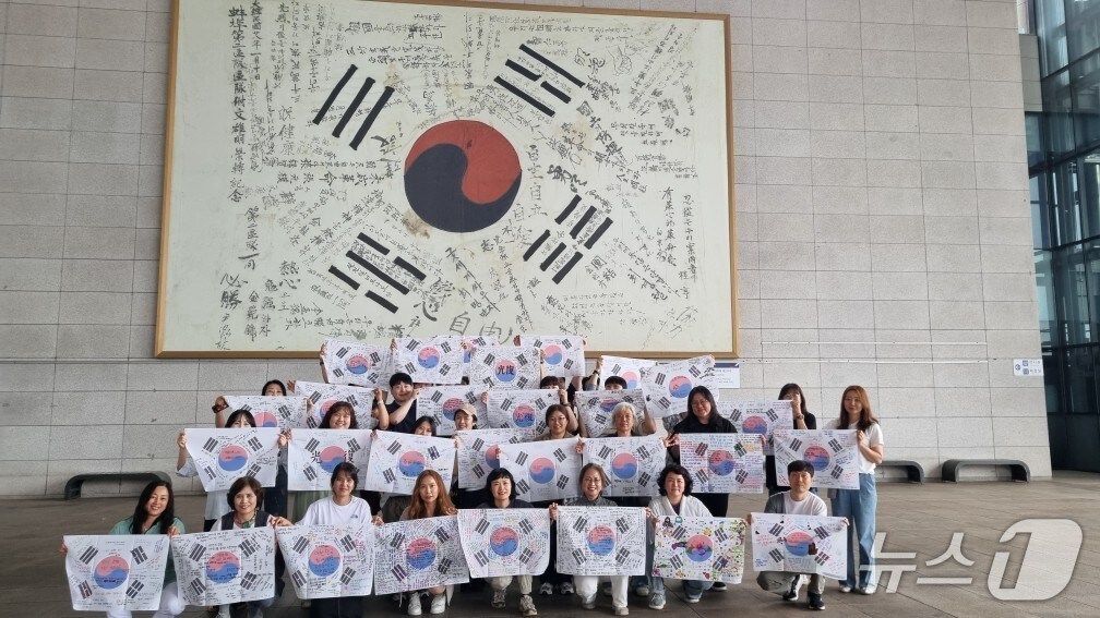 충남 천안 독립기념관에 전시된 한국광복군 서명 태극기와 도교육청 연수 교사들이 서명한 태극기.(경남교육청 제공. 재판매 및 DB금지)