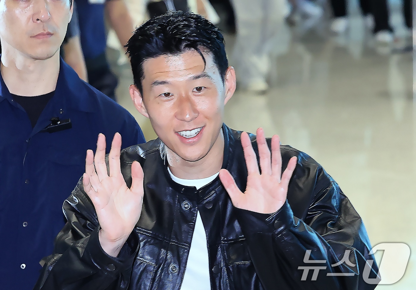 잉글랜드 프리미어 리그(EPL) 토트넘 훗스퍼와의 동행을 마친 손흥민이 5일 오후 인천국제공항을 통해 출국하고 있다. 손흥민은 현재 미국 메이저리그사커(MLS) LA FC와 협상을 진행 중으로 알려졌다. 2025.8.5/뉴스1 ⓒ News1 박정호 기자