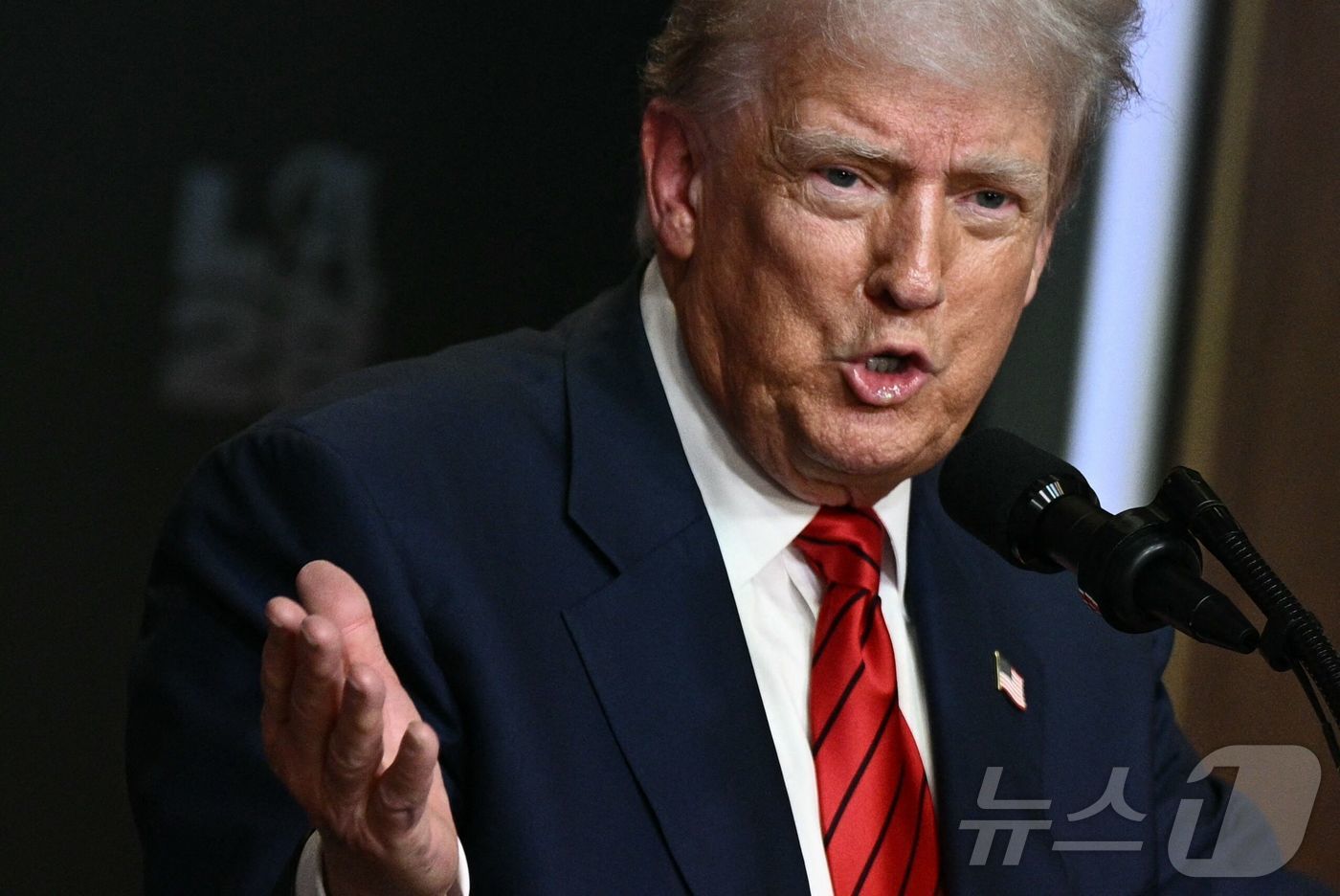 도널드 트럼프 미국 대통령이 5일(현지시간) 워싱턴DC 백악관 사우스 코트 오디토리움에서 2028년 로스앤젤레스(LA) 올림픽 태스크포스 구성에 관한 행정명령에 서명한 후 현안에 대한 기자 질문에 답하고 있다. 2025.08.05. ⓒ AFP=뉴스1 ⓒ News1 류정민 특파원