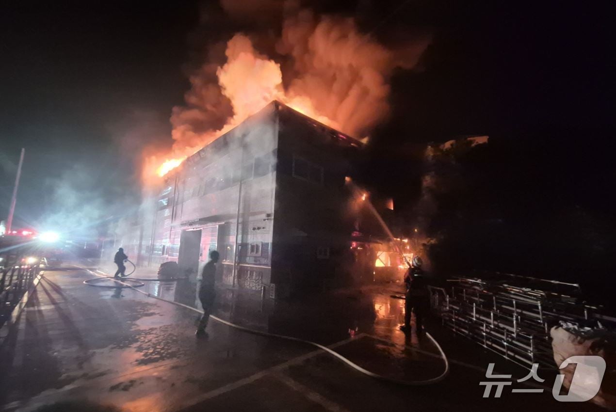 5일 오후 8시50분쯤 경북 칠곡군 지천면의 한 자동차부품 생산 공장에서 불이 나 소방당국이 진화하고 있다.(경북소방본부 제공. 재판매 및 DB 금지)2025.8.6/뉴스1