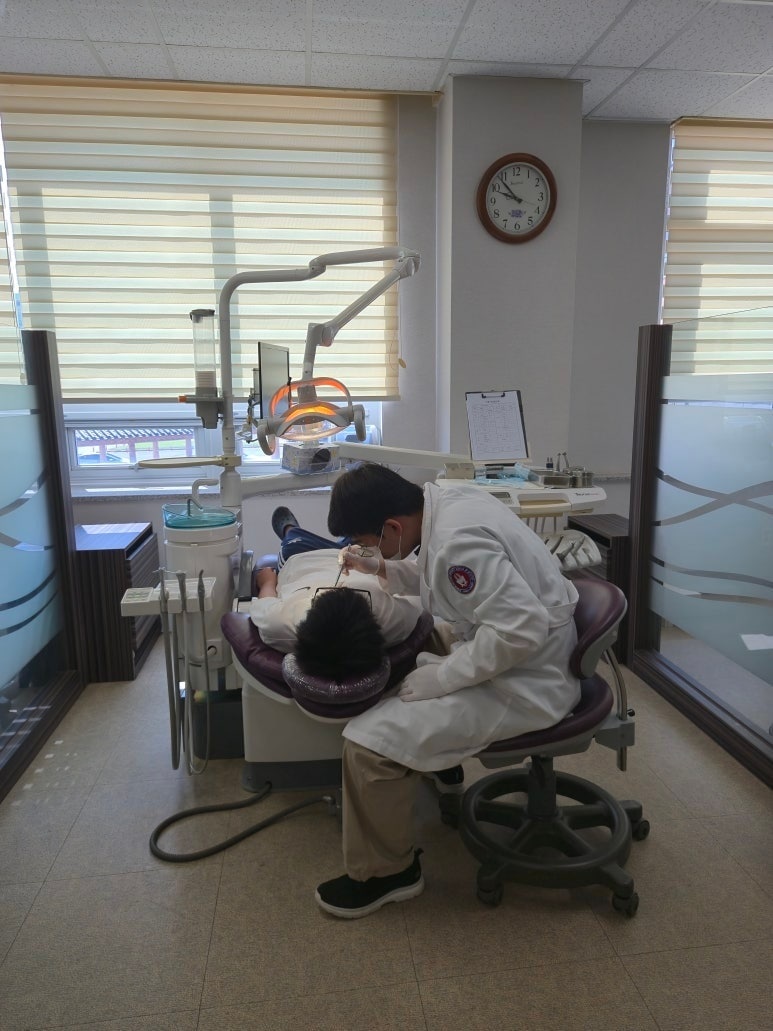 보육시설 아동이 구강검진을 받고 있는 모습.(부여군 제공. 재판매 및 DB금지)/뉴스1 