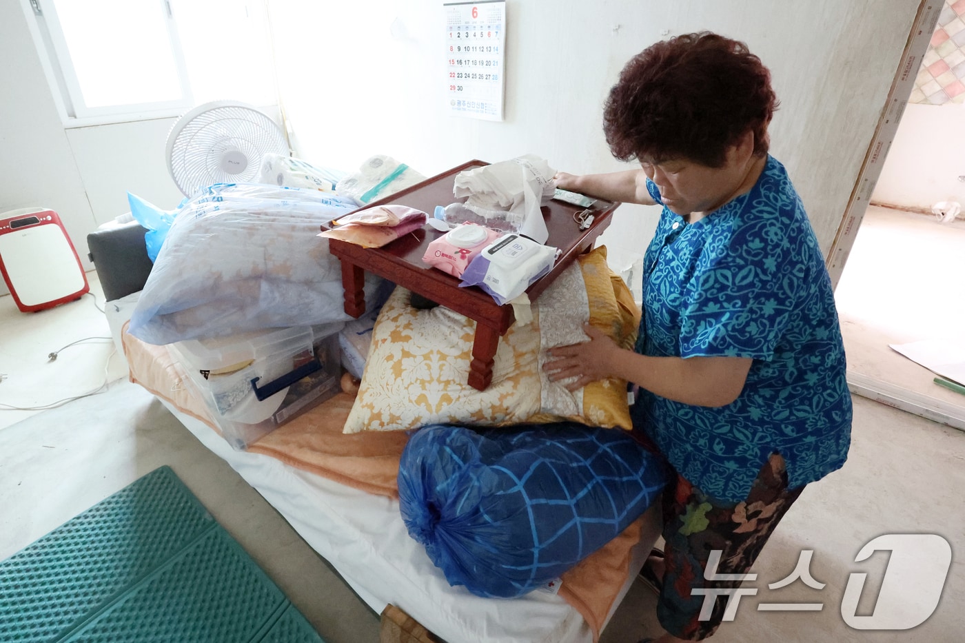 6일 오전 광주 북구 신안동에서 한 주민이 침수 피해를 막기 위해 이불 등을 침대 위로 올리고 있다. 이 주민은 지난달 집중 호우로 집이 잠기는 피해를 입었다. 2025.8.6/뉴스1 ⓒ News1 이승현 기자