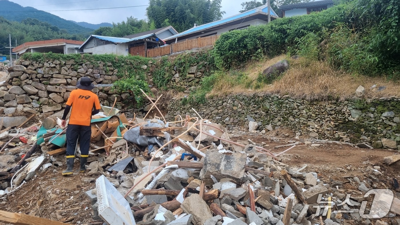 소방 대원이 실종자를 찾기 위해 5일 산청군 신등면 율현리 주변을 수색하고 있다&#40;경남소방본부 제공. 재판매 및 DB금지&#41;