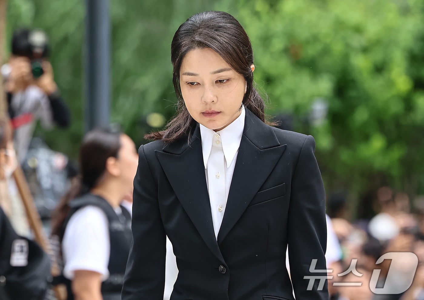 윤석열 전 대통령 부인 김건희 여사가 지난 8월 6일 서울 종로구에 마련된 김건희 특검팀&#40;특별검사 민중기&#41; 사무실로 조사를 받기 위해 출석하고 있는 모습. 2025.8.6/뉴스1 ⓒ News1 김도우 기자