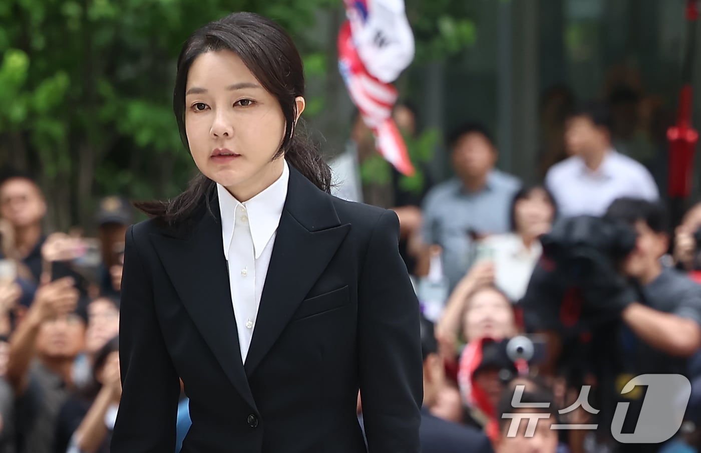 윤석열 전 대통령 부인 김건희 여사가 6일 서울 종로구에 마련된 김건희 특검팀(특별검사 민중기) 사무실로 조사를 받기 위해 출석하고 있다. 2025.8.6/뉴스1 ⓒ News1 김도우 기자