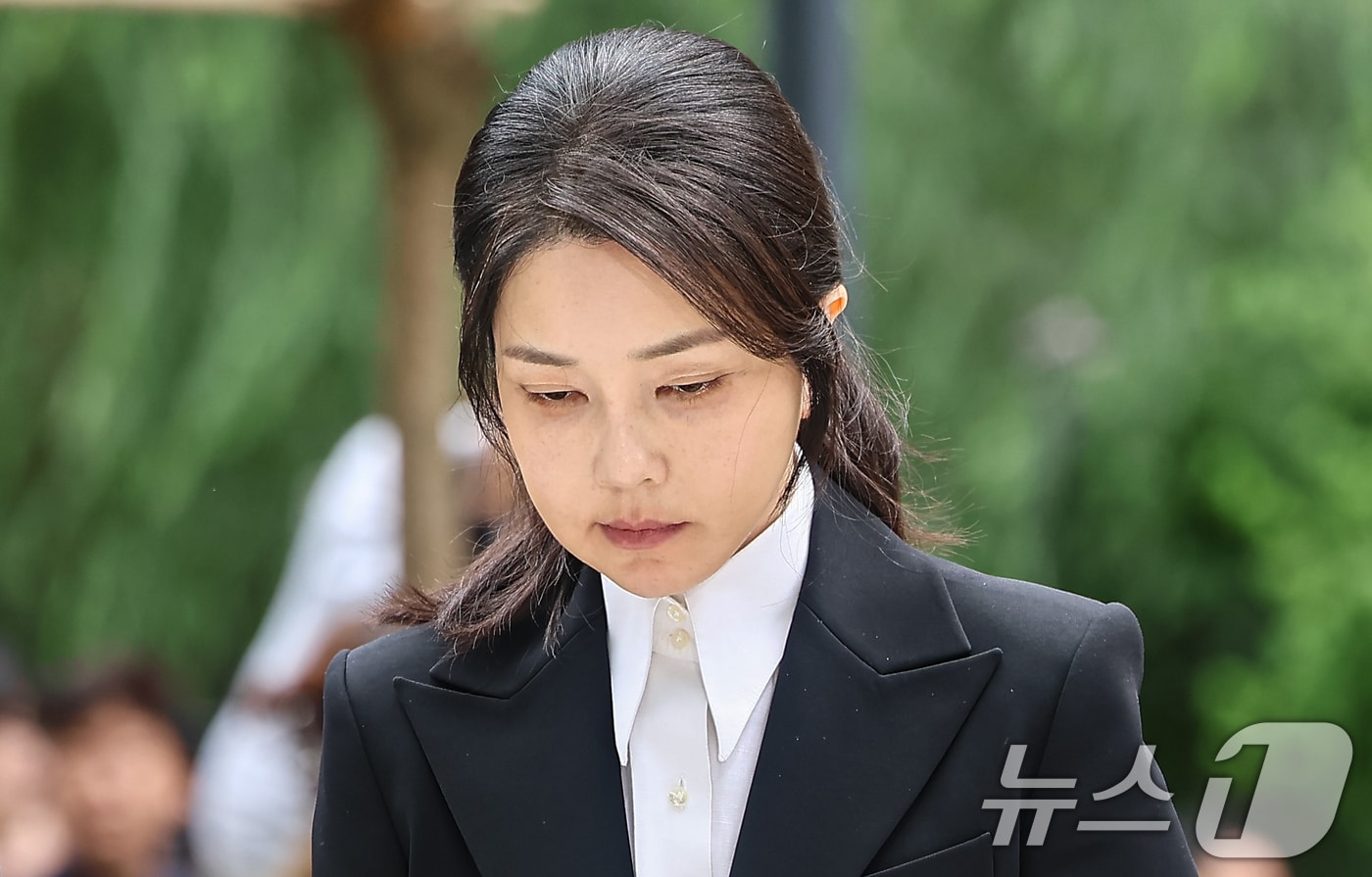 윤석열 전 대통령 부인 김건희 여사가 서울 종로구에 마련된 김건희 특검팀&#40;특별검사 민중기&#41; 사무실로 조사를 받기 위해 출석하고 있다. 2025.8.6/뉴스1 ⓒ News1 김도우 기자