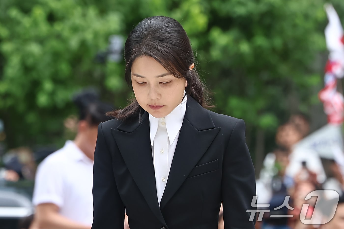 고개숙인 김건희 여사
