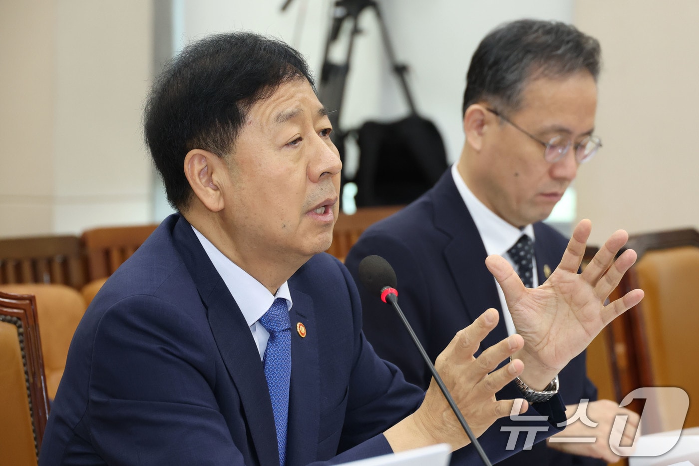 구윤철 경제부총리 겸 기획재정부 장관이 6일 오전 서울 여의도 국회에서 열린 기획재정위원회 전체회의에 출석해 한미 관세 협상과 관련한 의원 질의에 답하고 있다. 2025.8.6/뉴스1 ⓒ News1 이광호 기자