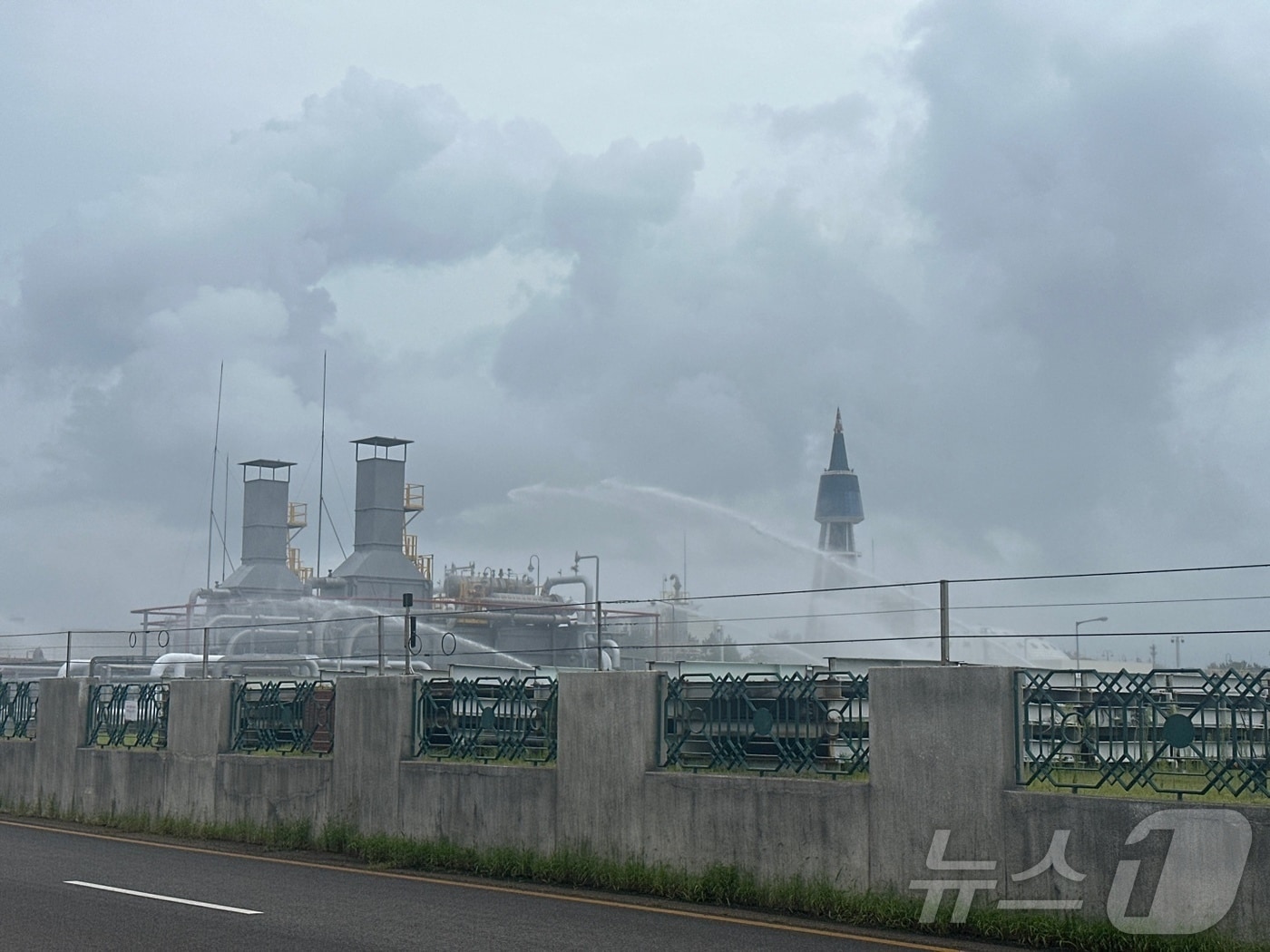 6일 낮 12시 35분쯤 인천 연수구 송도동 신항 E1가스기지에서 LP가스가 누출됐다는 119 신고가 접수됐다.(인천소방본부 제공. 재배포 및 DB금지)2025.8.6/뉴스1 ⓒ News1 박소영 기자