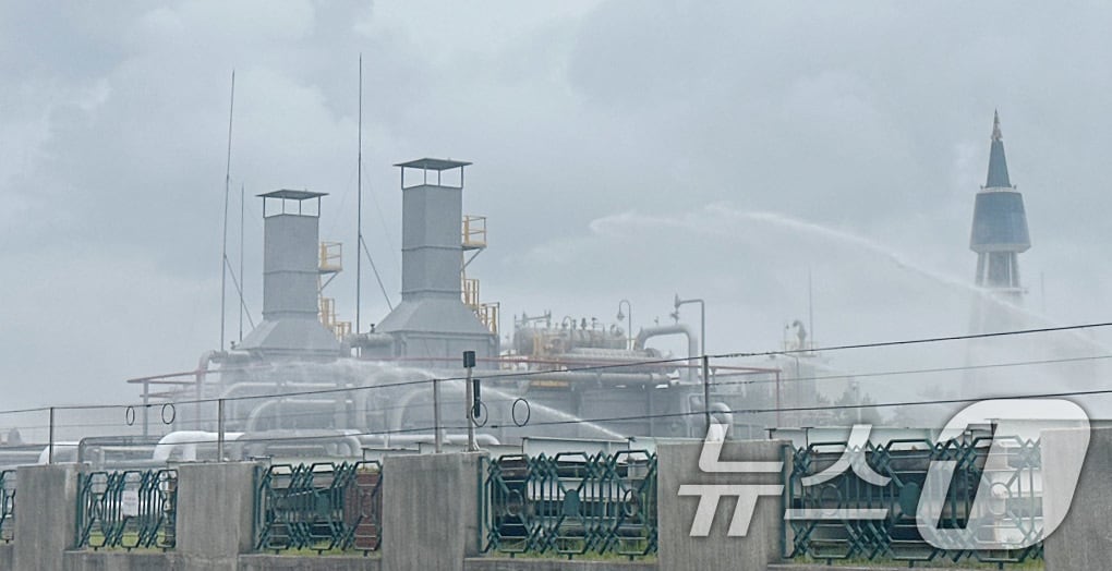 6일 낮 12시 35분쯤 인천 연수구 송도동 신항 E1가스기지에서 LP가스가 누출됐다는 119 신고가 접수됐다.(인천소방본부 제공. 재배포 및 DB금지)2025.8.6/뉴스1 ⓒ News1 박소영 기자