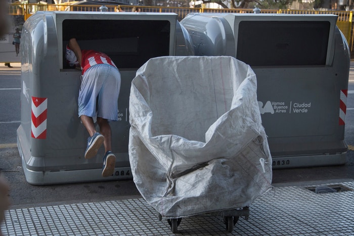 부에노스아이레스에서 쓰레기통을 뒤지는 한 남성.(사진출처 : Noticias Argentinas)